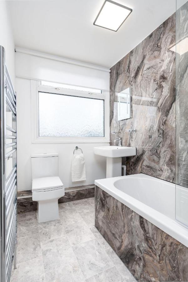 Spacious Modern In Sheffield Holiday home Todwick